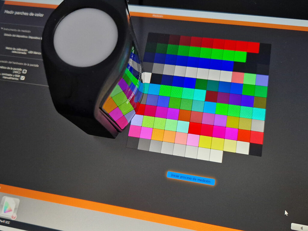 Colorímetro perfilando pantalla de ilustración